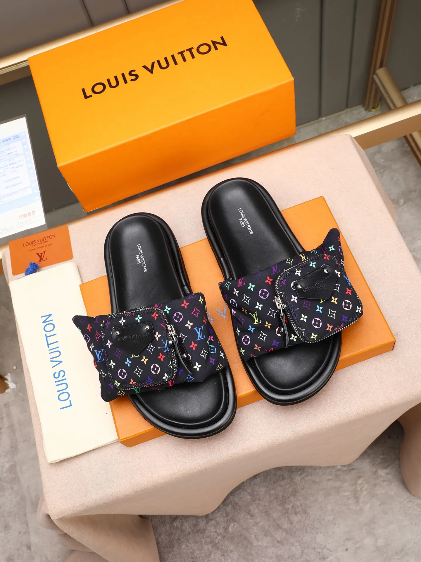 PP400 couple model with drawer box [LOUIS VUITTON] Louis Vuitton, the latest LV official website printed wallet and men's and women's slippers🔥🔥🔥 are now on the market. The drawer box is packed with cloth bags and cards. The upper pattern looks very soft and waxy, and it is a super versatile leg slimming tool. Fabric: Imported denim/down silk cotton embossed, official website pattern printing, lining: water-dyed sheepskin down filling, comfortable to wear, feet: high elastic PU water table. Sole: foam sole, heel height: about 5cm. Size 35-46, 35, 45 and 46 are custom-made and cannot be returned or exchanged. Color: multiple colors available.